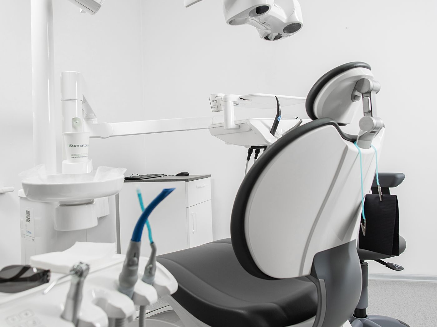 Modern dental treatment room with a clean, well-equipped dental chair